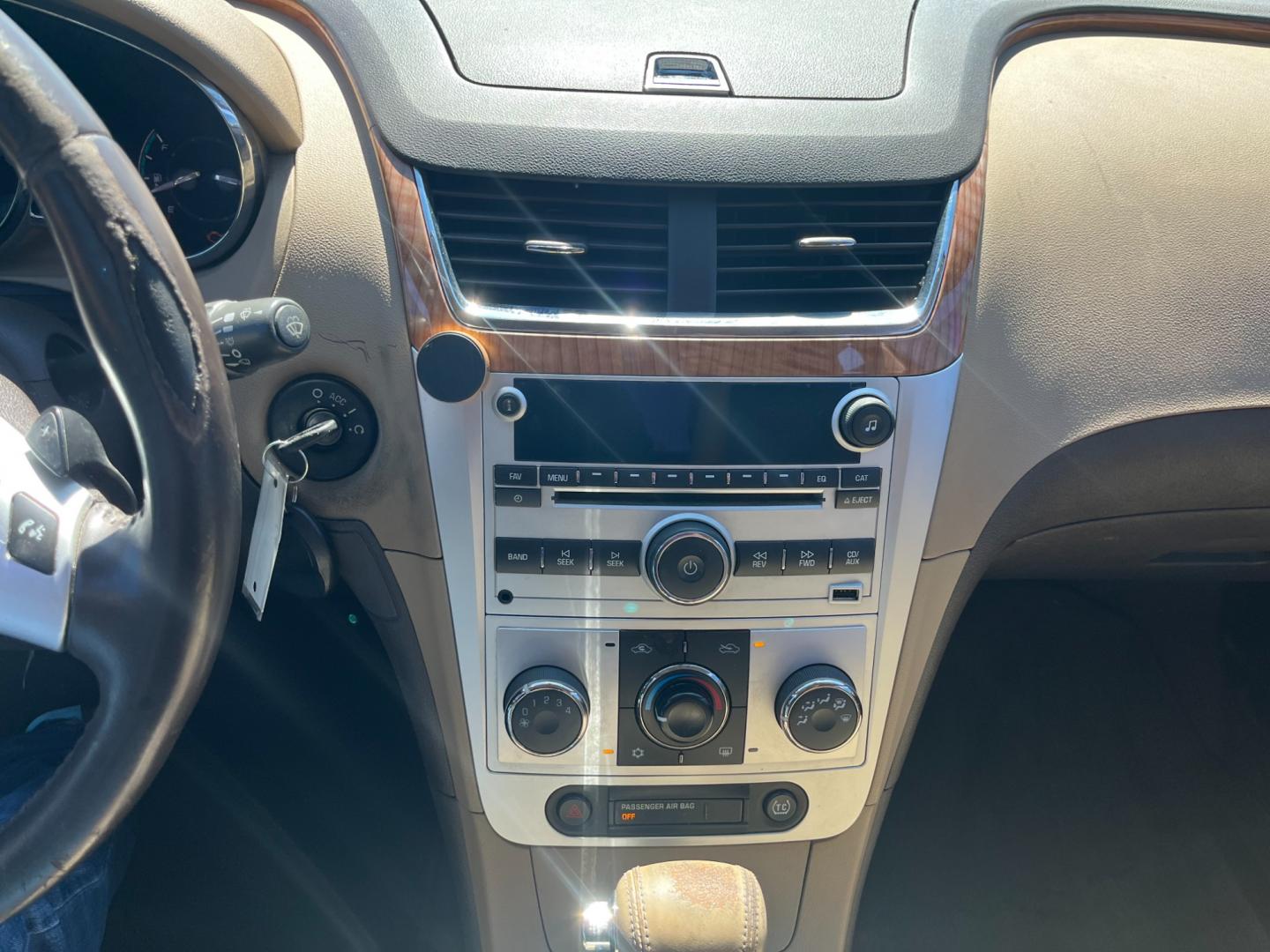 2010 white /black Chevrolet Malibu 2LT (1G1ZD5E7XAF) with an 3.6L V6 DOHC 24V engine, 6-Speed Automatic transmission, located at 14700 Tomball Parkway 249, Houston, TX, 77086, (281) 444-2200, 29.928619, -95.504074 - Photo#15